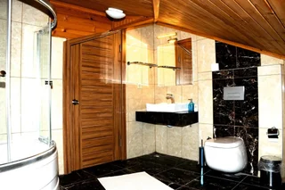 Сайл: Hill River Hotel