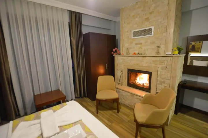 Сайл: Hill River Hotel