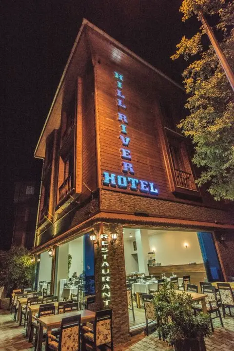 Сайл: Hill River Hotel