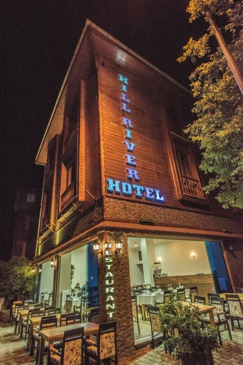 Сайл: Hill River Hotel