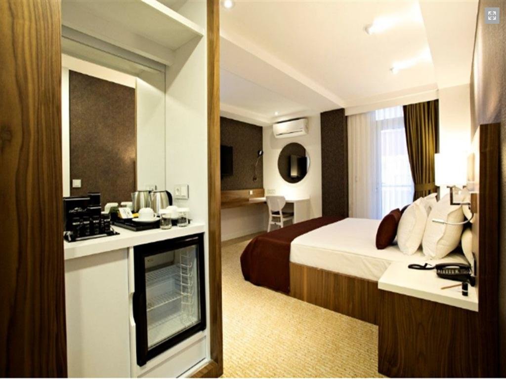 Корлу: End Glory Hotel