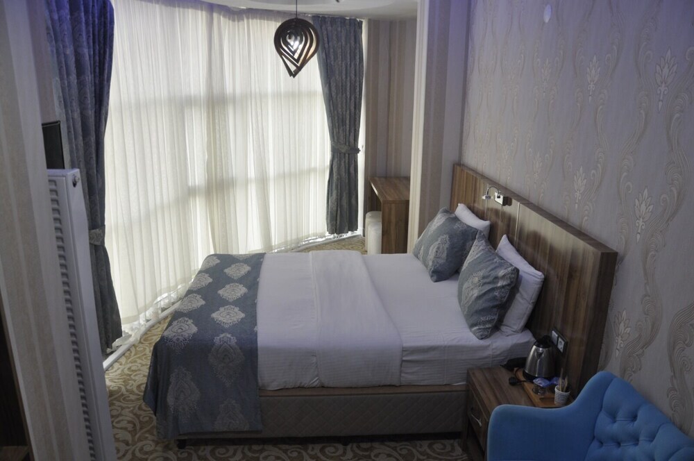Ван: Crystall Hotel