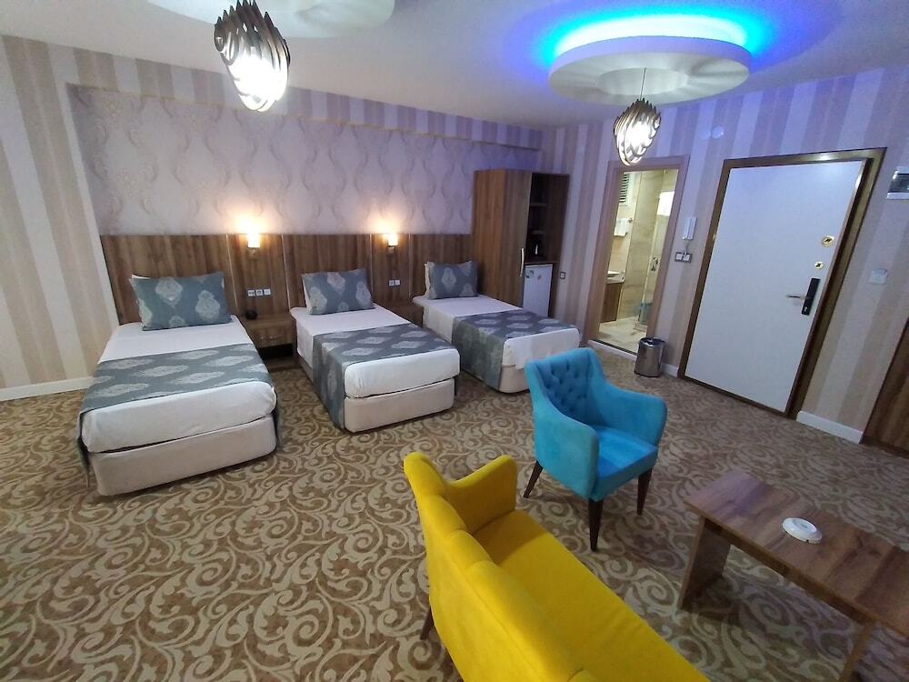 Ван: Crystall Hotel