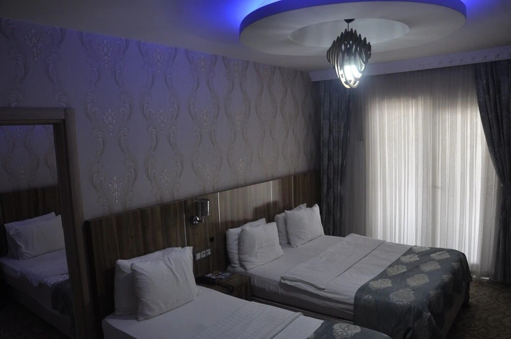 Ван: Crystall Hotel
