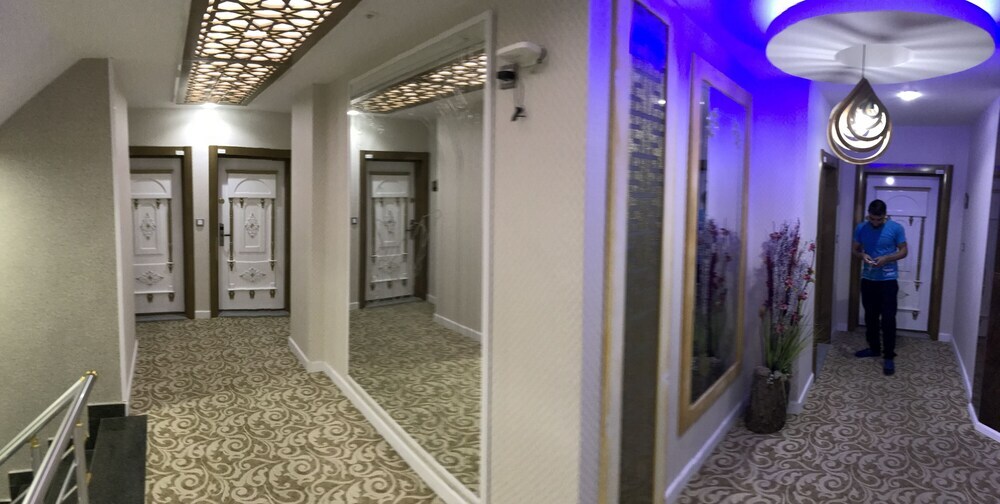 Ван: Crystall Hotel