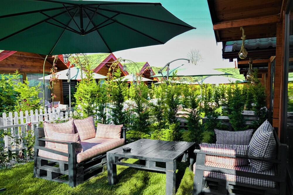 Янык: Adesa Bungalow Hotel