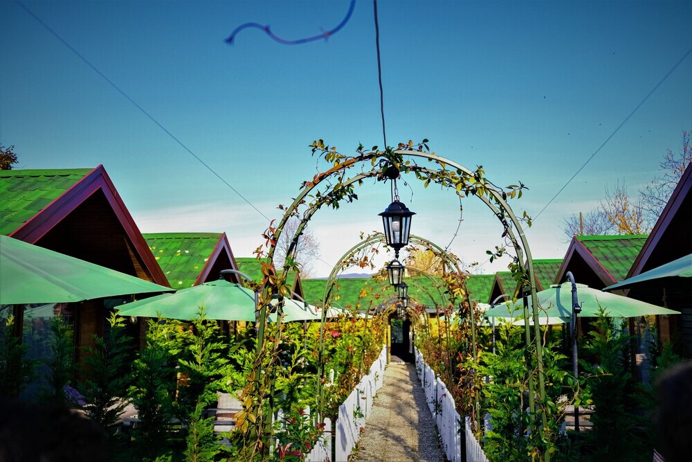 Янык: Adesa Bungalow Hotel