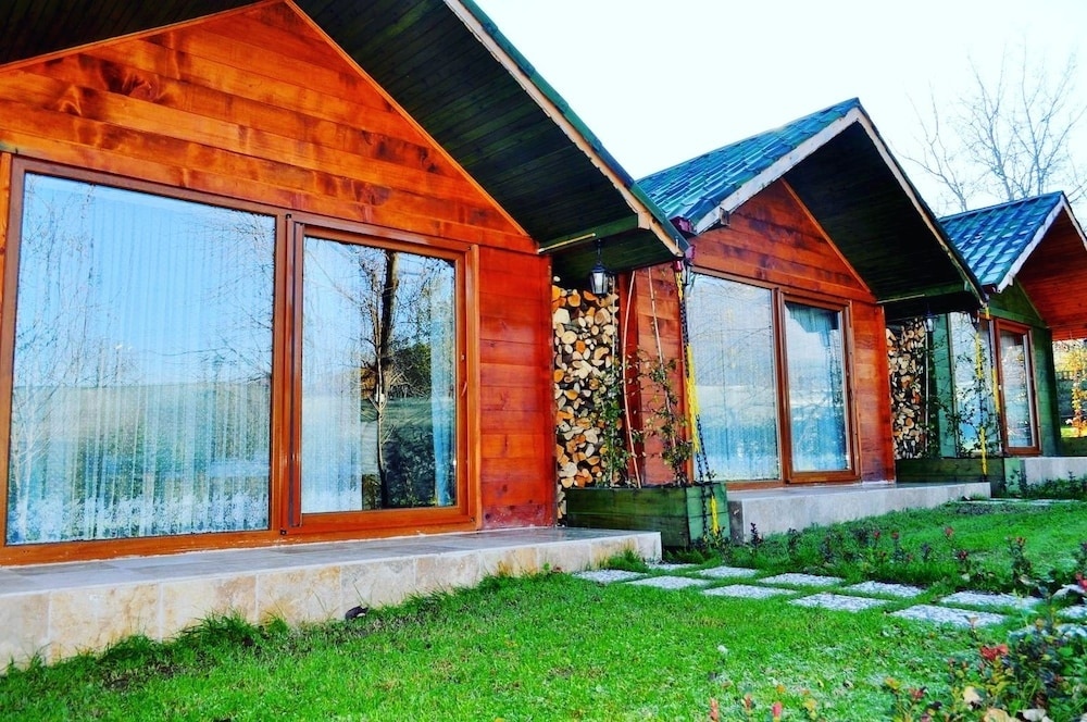 Янык: Adesa Bungalow Hotel