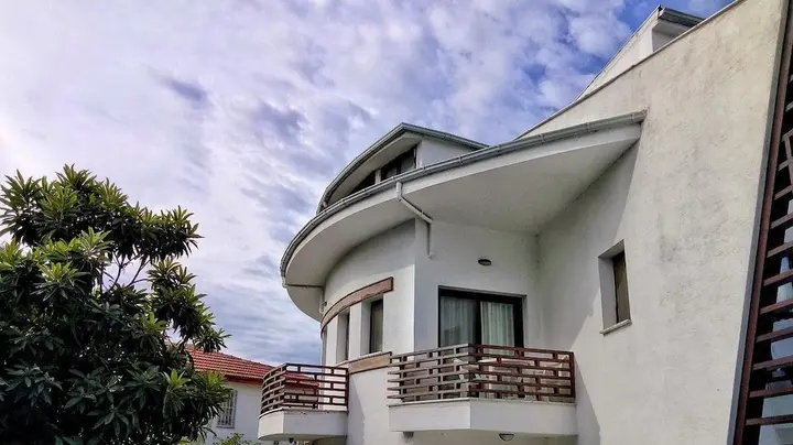 Дальян: The Round House
