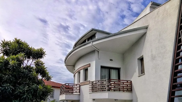 Дальян: The Round House