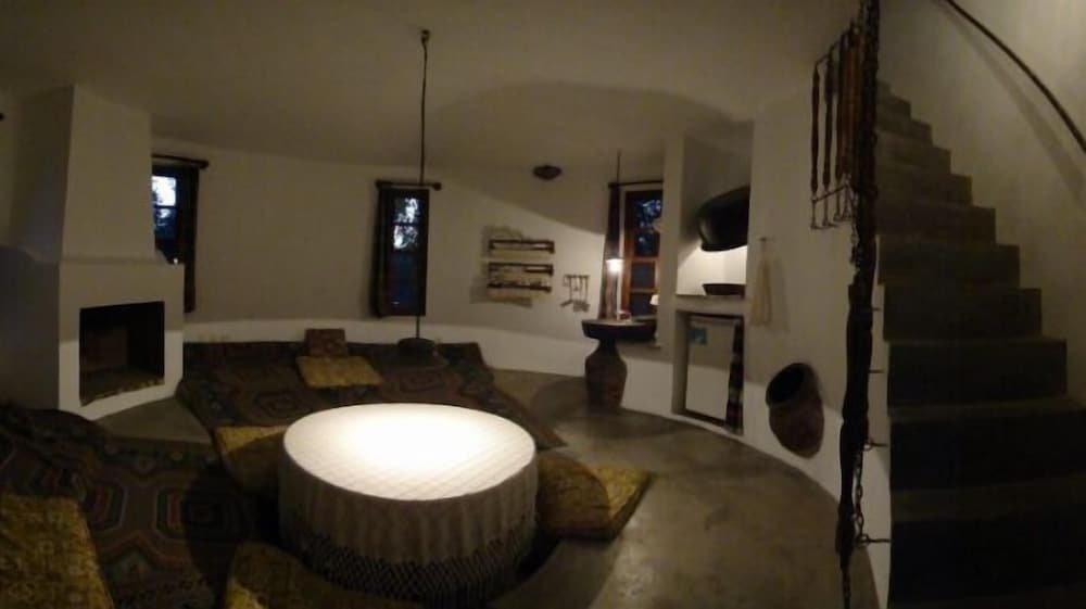 Дальян: The Round House