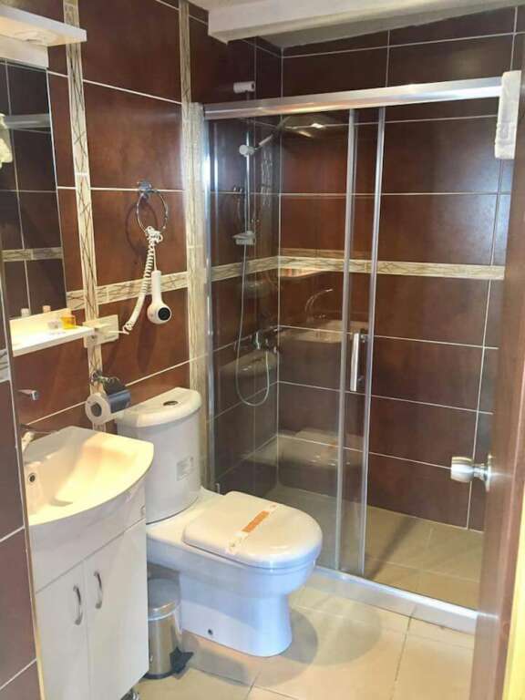 Гебзе: Karyola Otel - Caters to Men