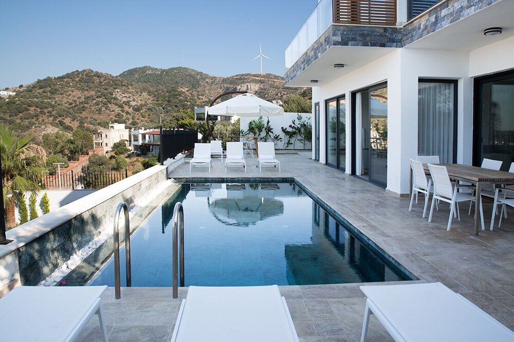 Яликавак: Important Group Villa Hills