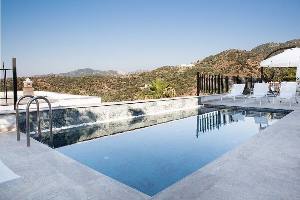 Яликавак: Important Group Villa Hills