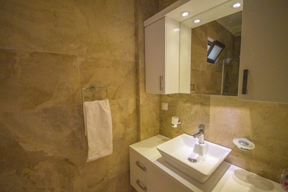 Исламлар: Villa Ella