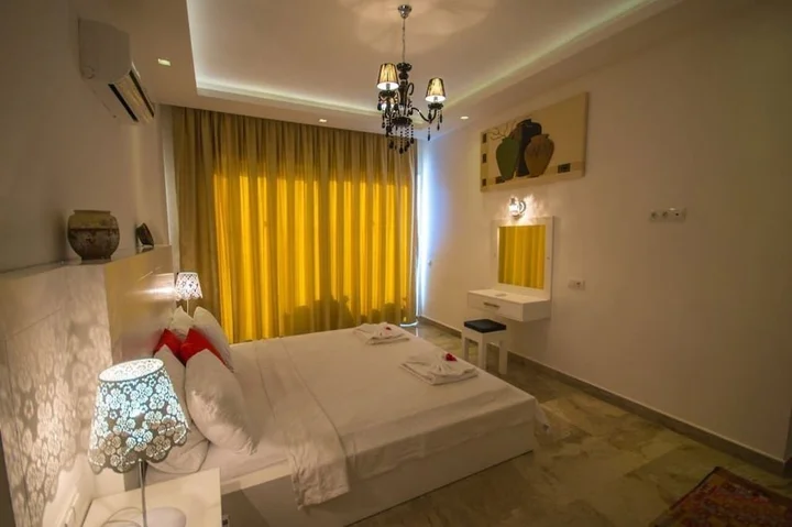 Исламлар: Villa Ella