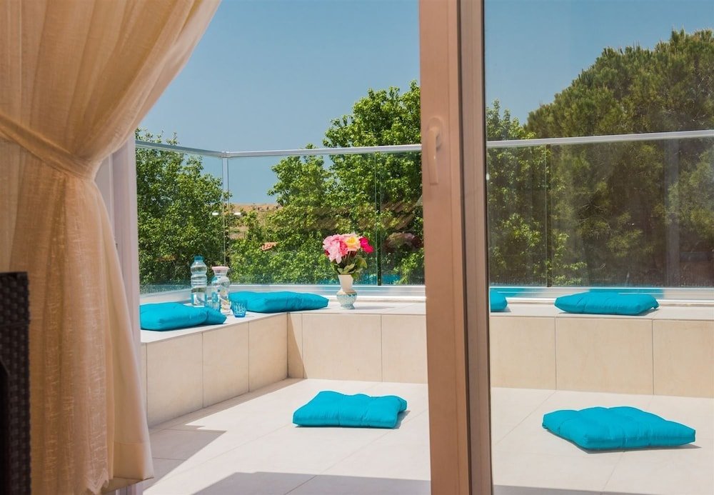 Исламлар: Villa Almira