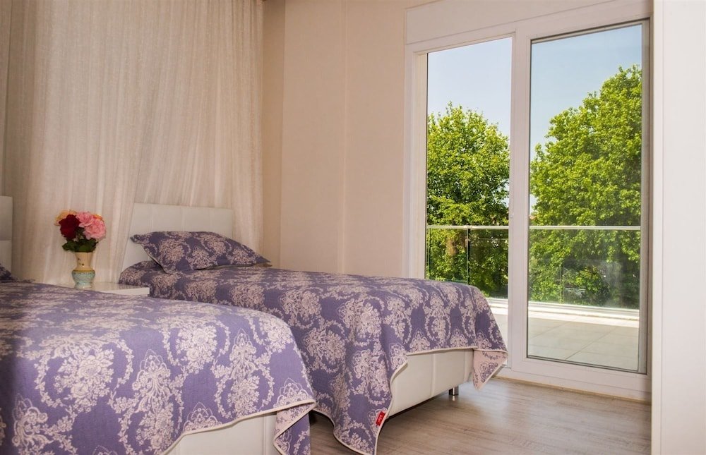 Исламлар: Villa Almira