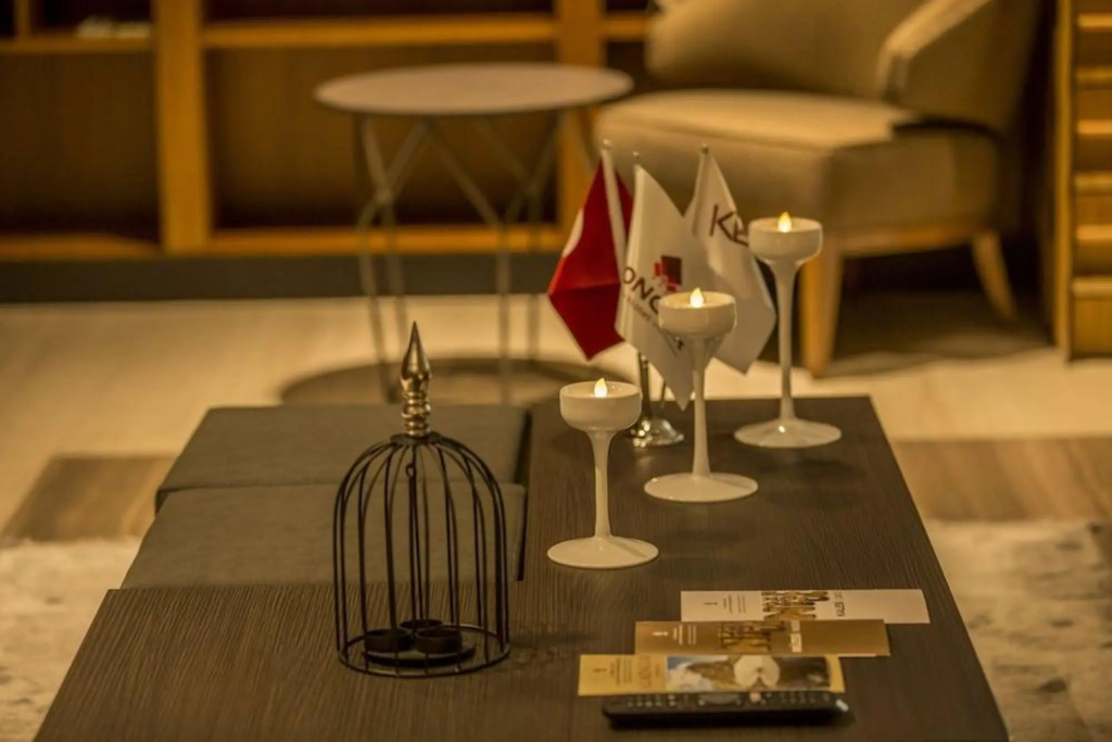 Нигде: Honour Hotel