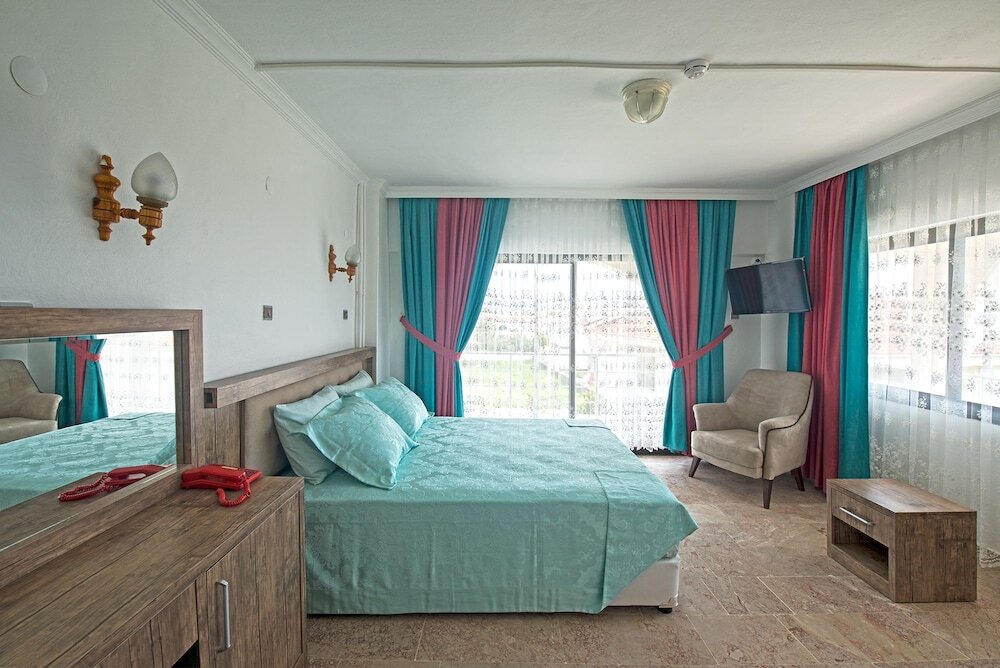 Айвалык: Hotel Paris