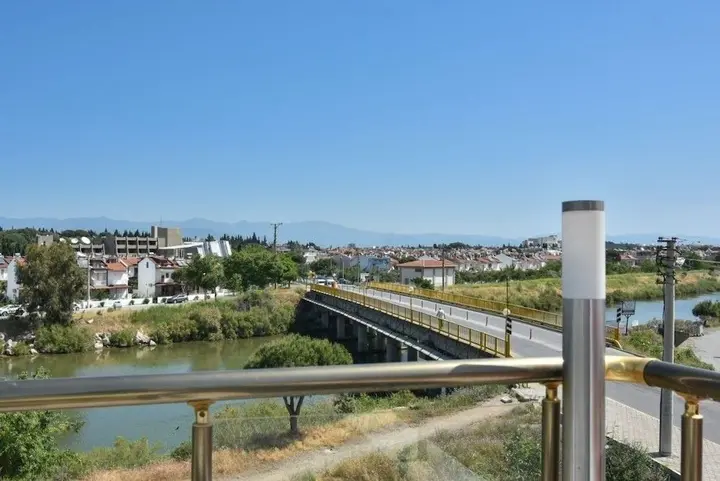 Бурхание: Kopru Hotel