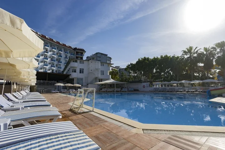 Окурджалар: Akin Paradise Hotel