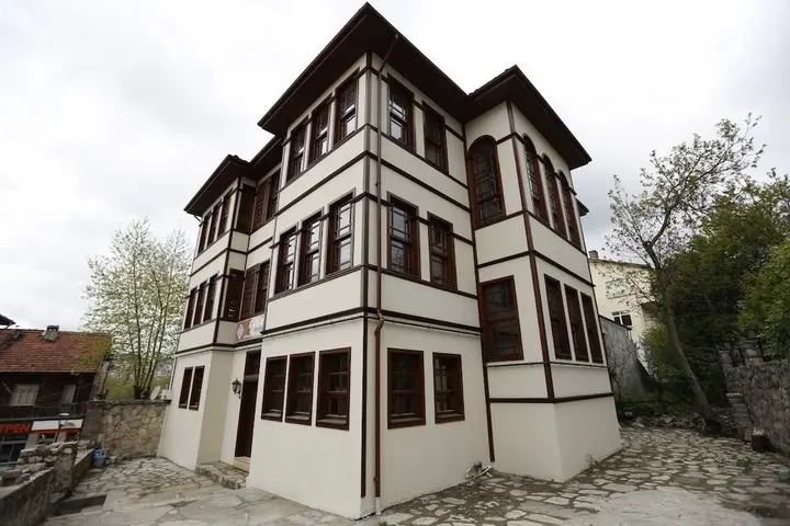 Бартын: Ra'na Konak