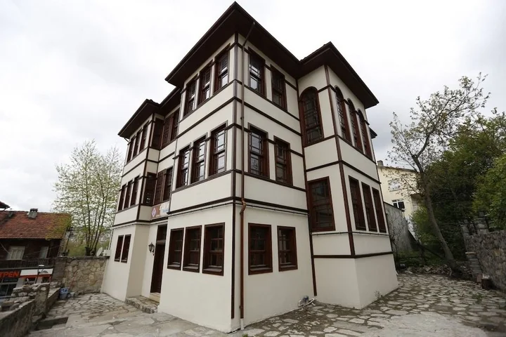 Бартын: Ra'na Konak