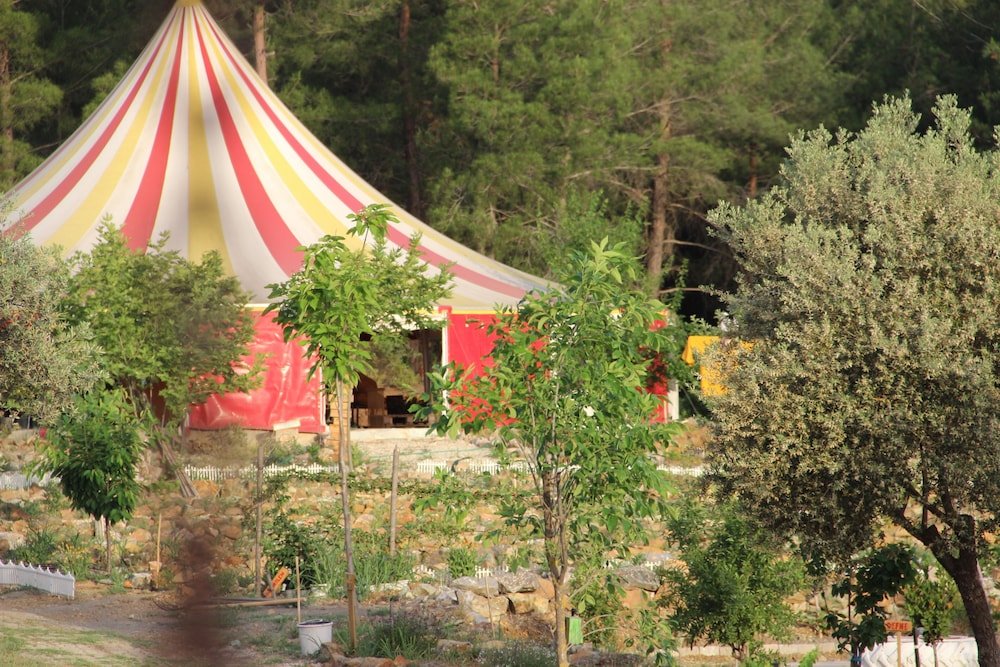 Киразли: Baska Bir Yer
