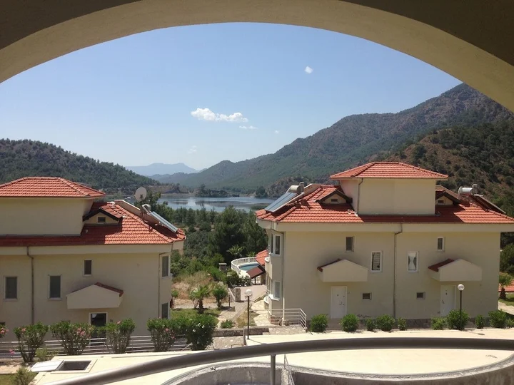Атакой: Infinity Lakeside Villa