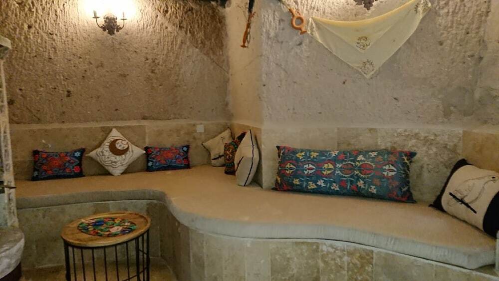 Учисар: Pigeon Hotel