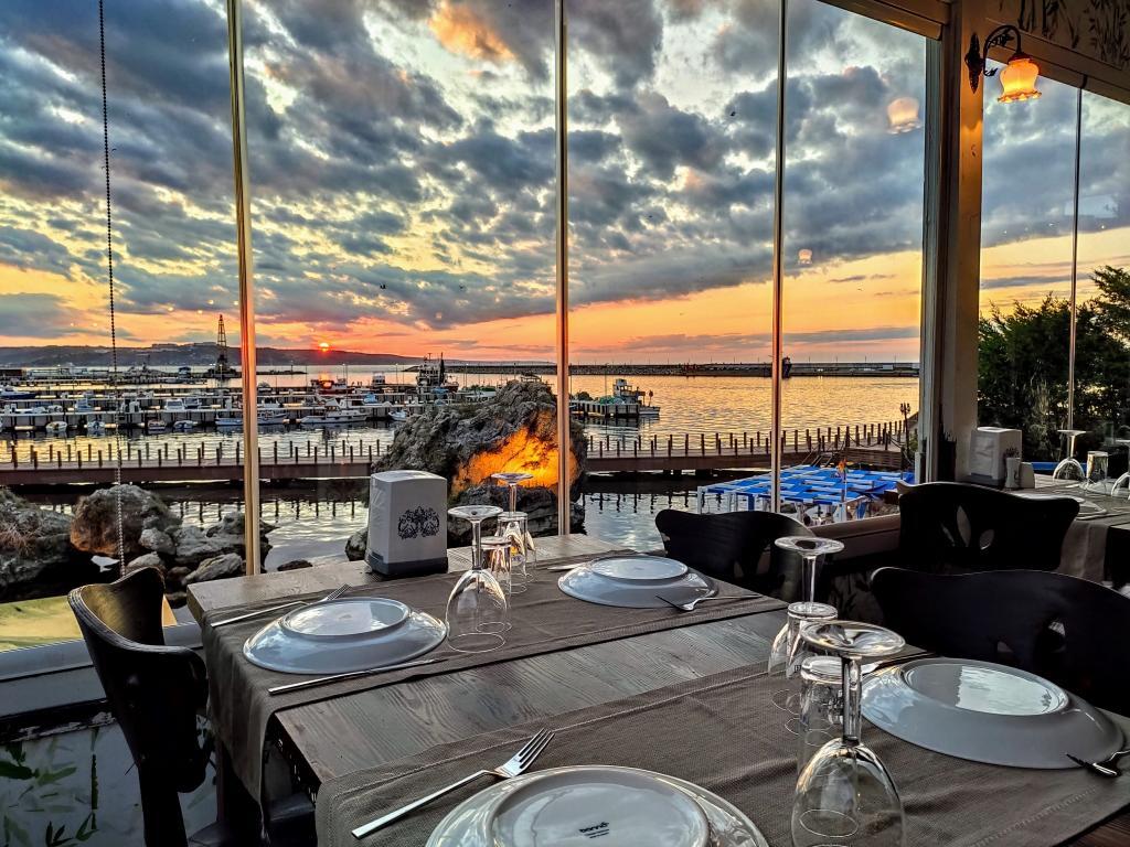 Сайл: Lotus Restaurant & Home