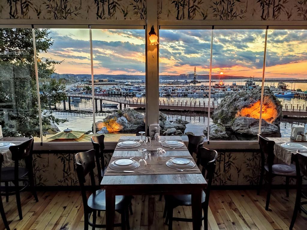 Сайл: Lotus Restaurant & Home
