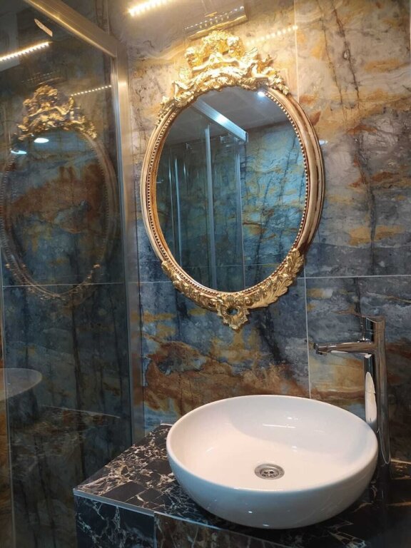 Ван: Athena Life Hotel