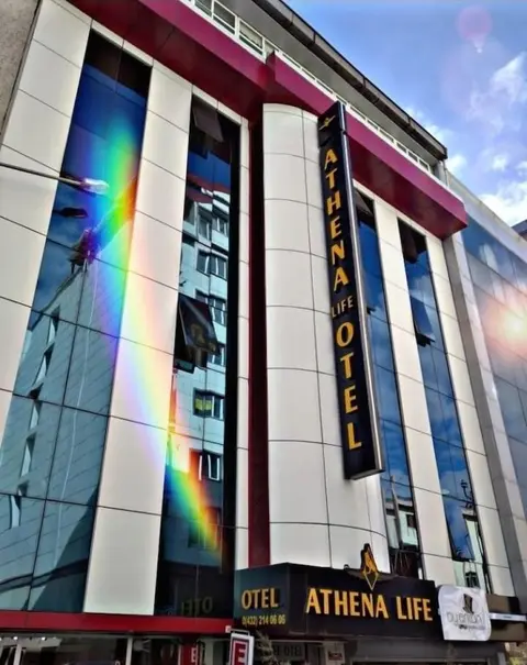 Ван: Athena Life Hotel