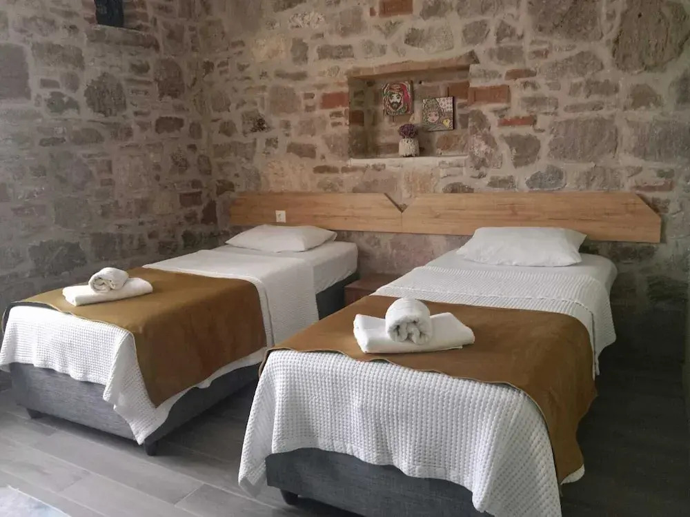 Айвалык: Hayat Alti Otel