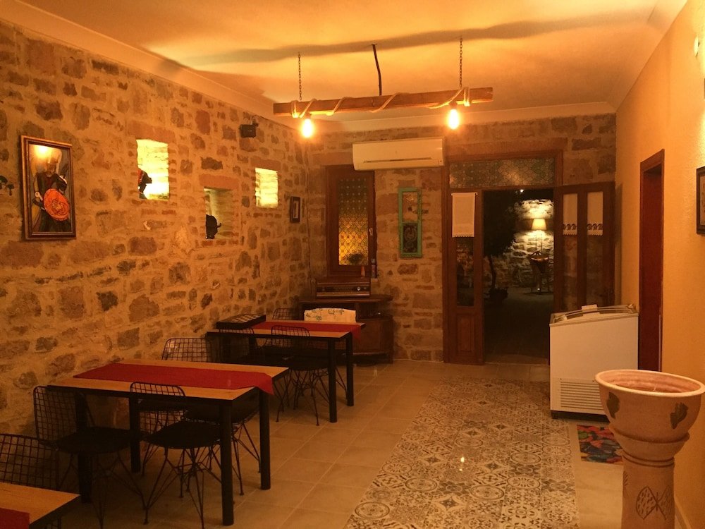 Айвалык: Hayat Alti Otel
