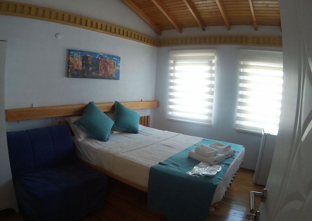 Бозджаада: Athenada Otel
