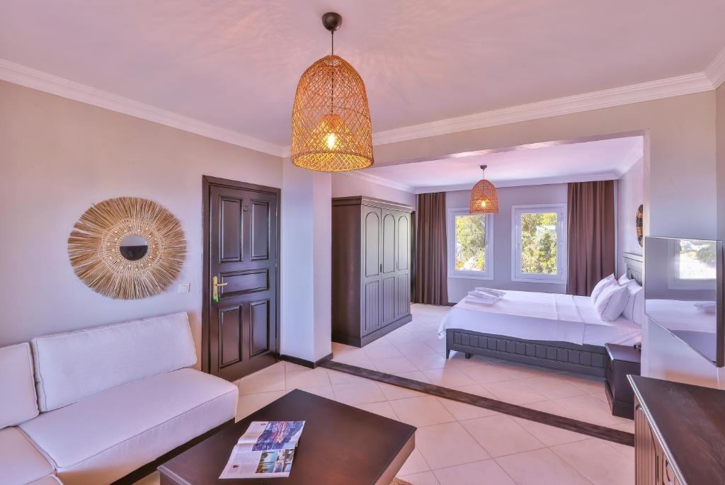 Каш: Hill House Adult Only