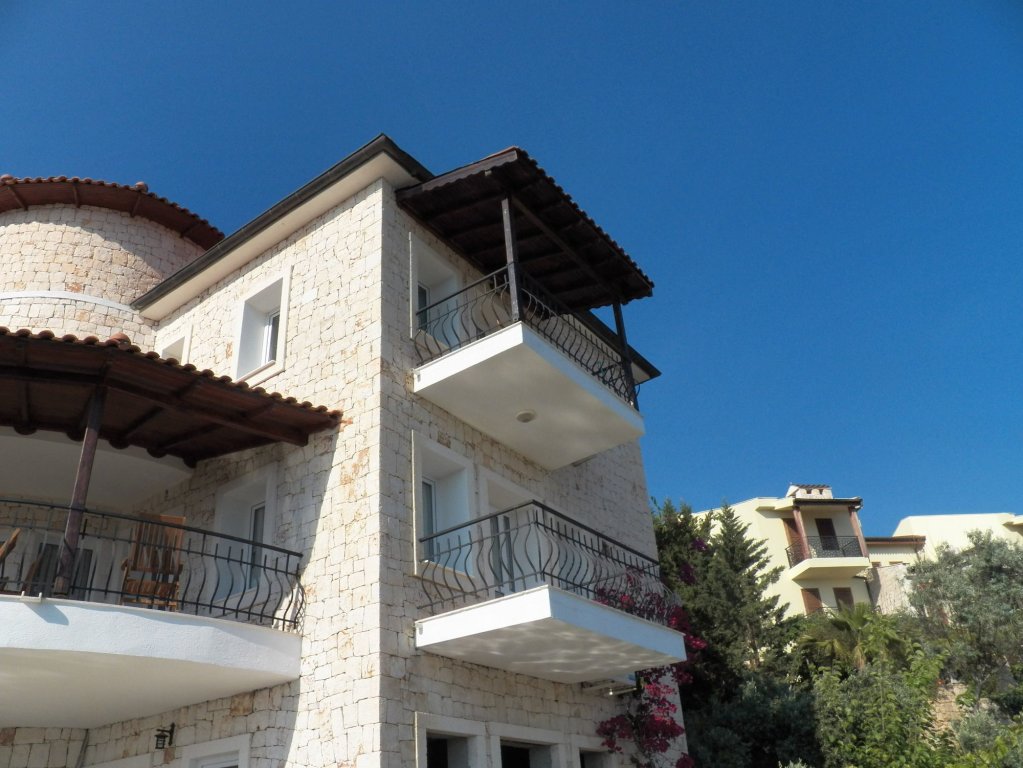 Каш: Hill House Adult Only