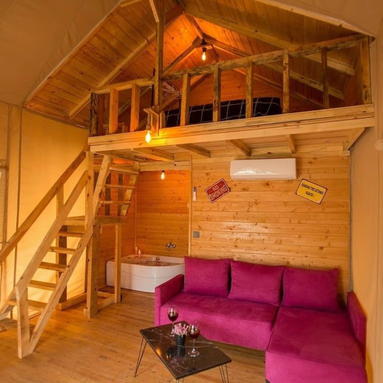 Кумлуджа: The Hill Glamping