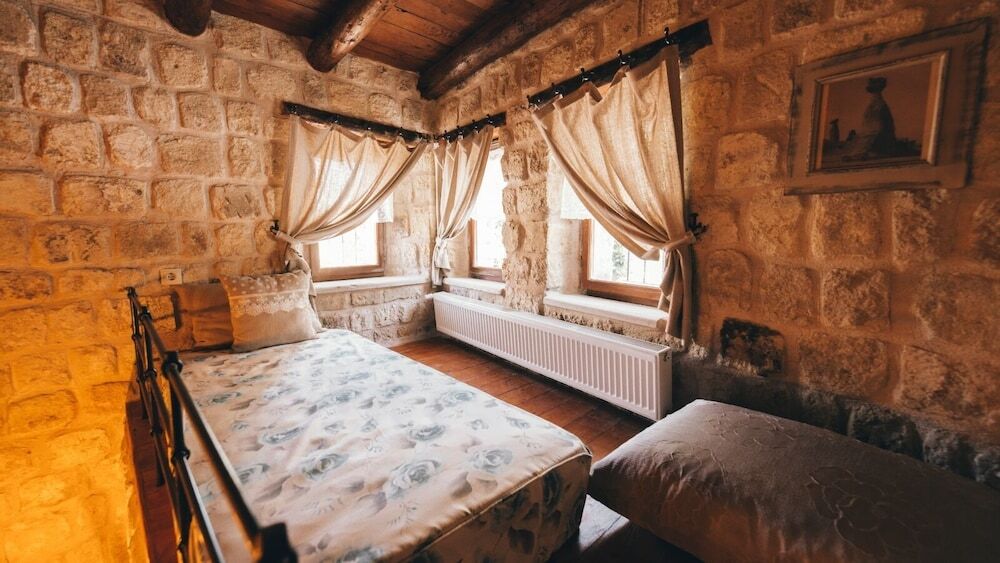 Ургуп: Cappadocia Old Houses