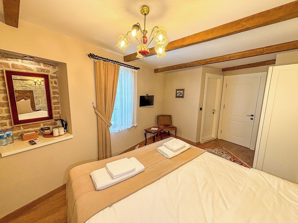 Урла: 1870's Taş Konak Otel Üç Oda