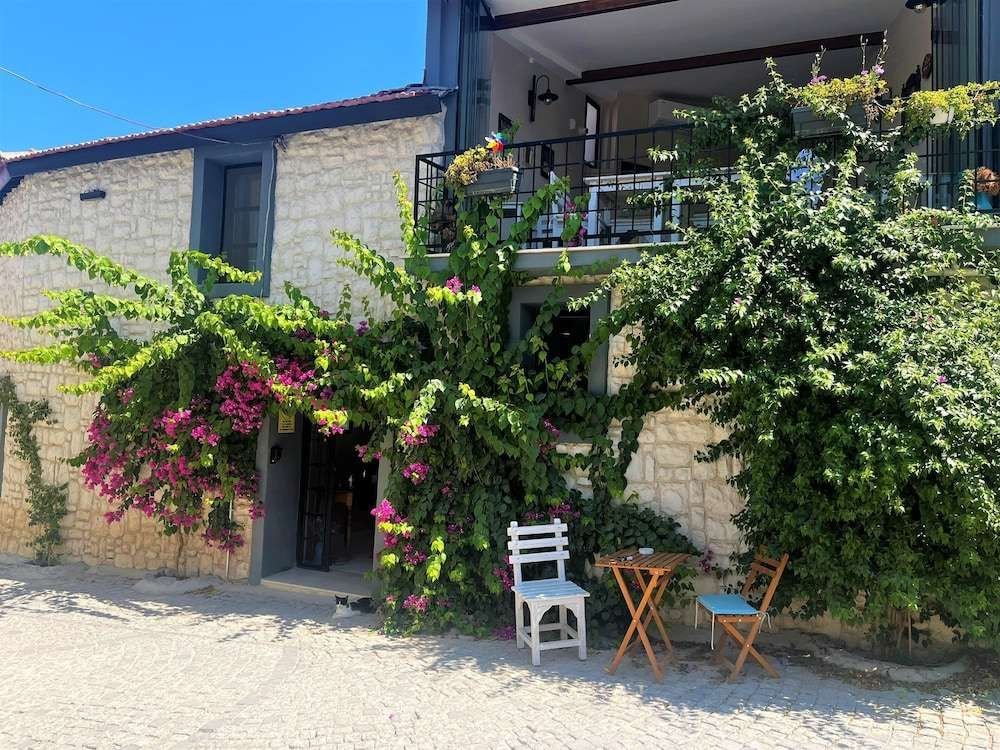 Урла: 1870's Taş Konak Otel Üç Oda