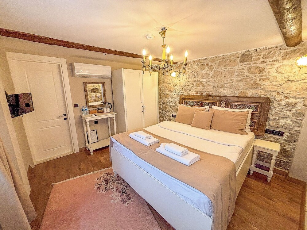 Урла: 1870's Taş Konak Otel Üç Oda