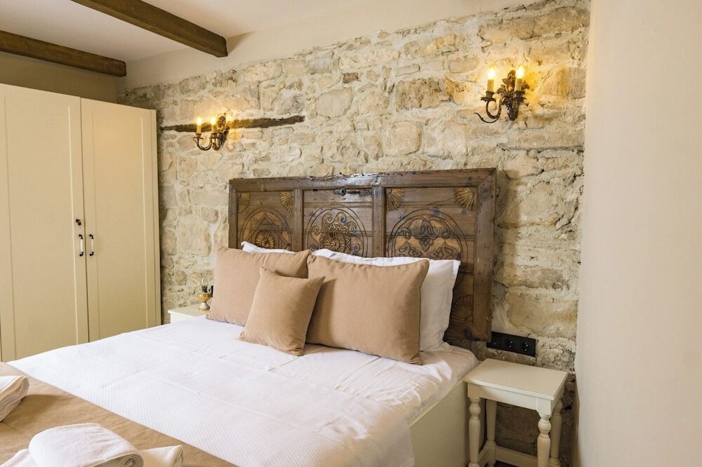 Урла: 1870's Taş Konak Otel Üç Oda