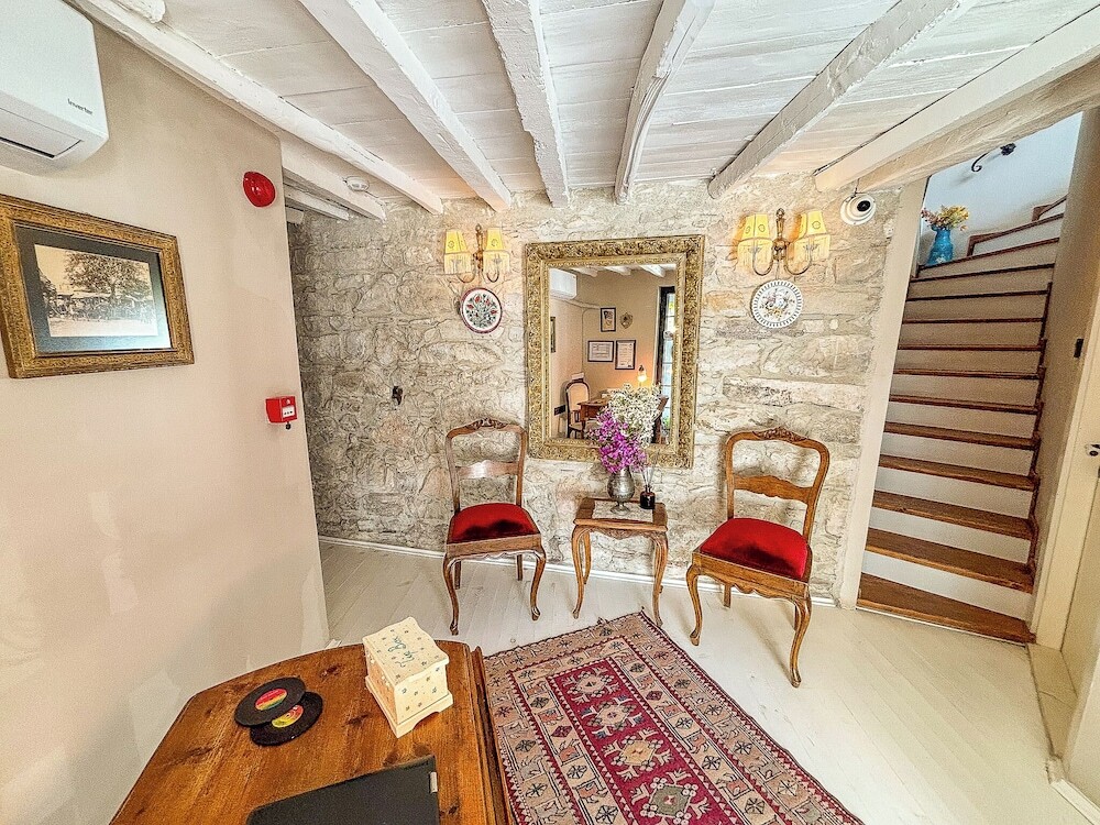 Урла: 1870's Taş Konak Otel Üç Oda