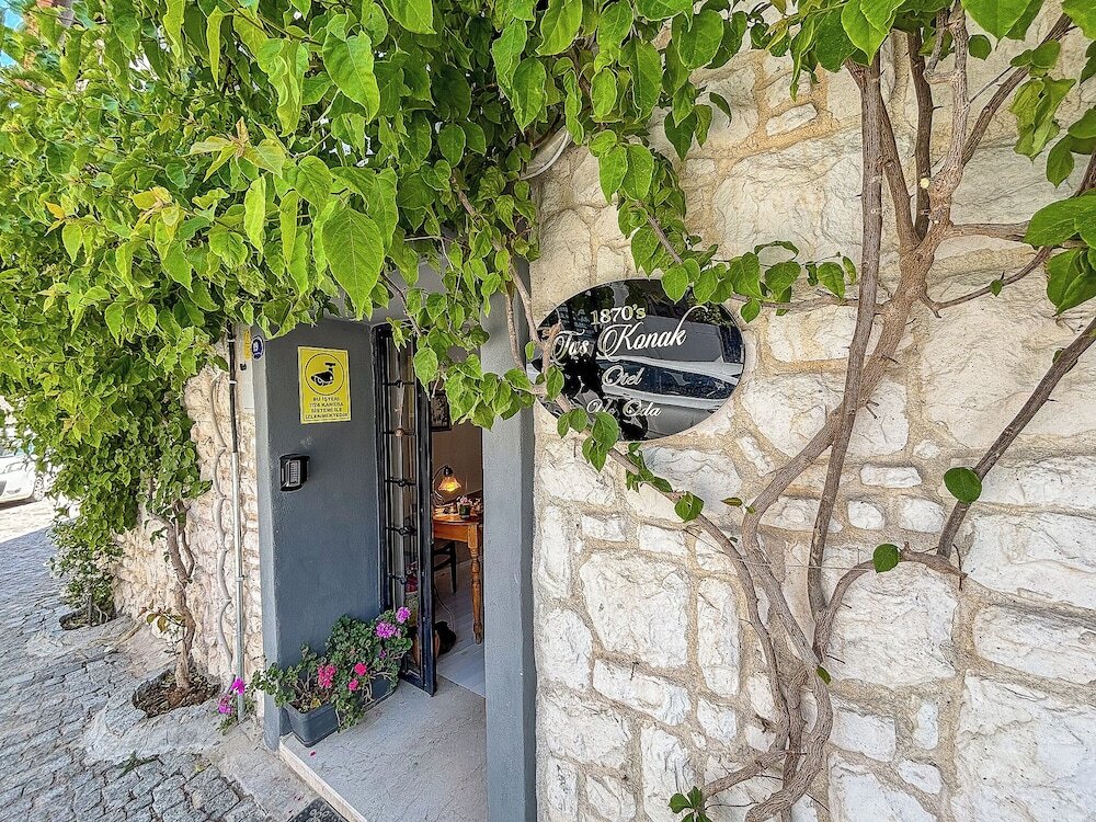 Урла: 1870's Taş Konak Otel Üç Oda