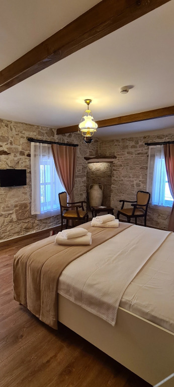 Урла: 1870's Taş Konak Otel Üç Oda