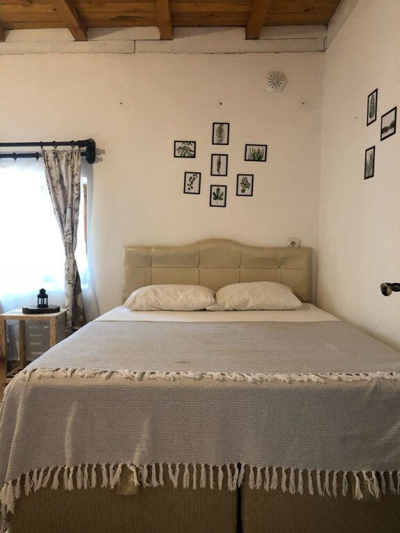 Бозджаада: Radika Kır Evi